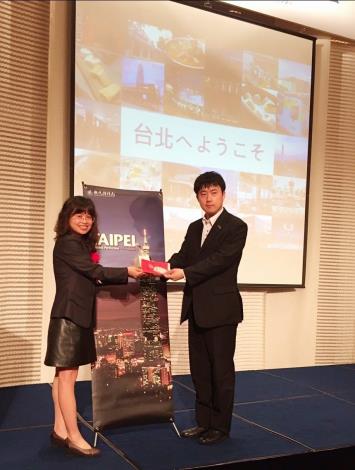 Industry professionals who have been lucky draw winners at the promotion events happily pose with Taipei City representatives, holding gift sets containing treats from a Taipei Michelin-starred restaurant and Taipei Double-Decker Sightseeing Bus tickets. 