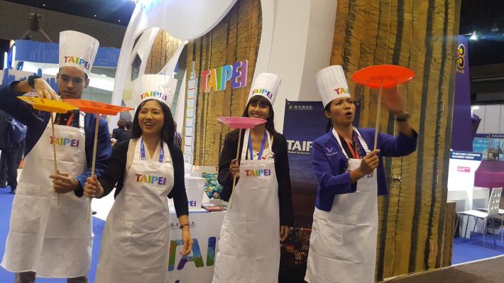 International buyers taking part in a fun Wheel of Fortune disk-spin show learned more about Taipei’s Michelin cuisine, and competed to win pineapple cakes, a favorite Taipei souvenir, and limited-edition Bravo Kuai Kuai Birthday Gift Snack Bags. 