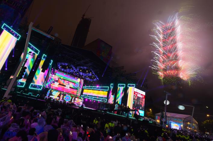 2023 New Year's Eve Fireworks (4).JPG