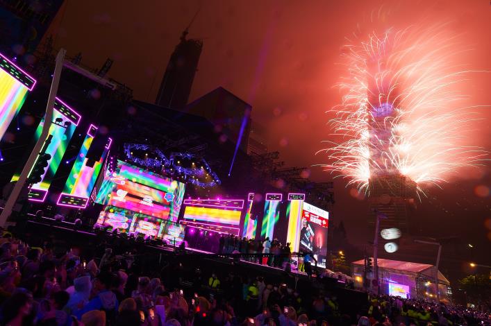 2023 New Year's Eve Fireworks (1).JPG