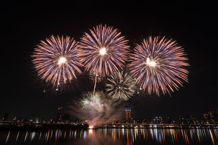 2025 Dadaocheng Summer Festival 300-second fireworks display02.JPG