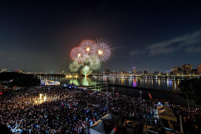 2025 Dadaocheng Summer Festival 300-second fireworks display07