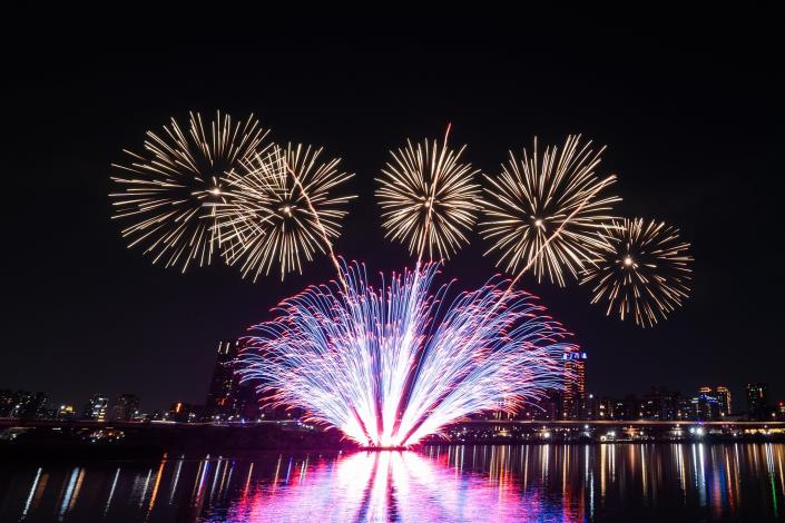 2025 Dadaocheng Summer Festival 300-second fireworks display03.JPG