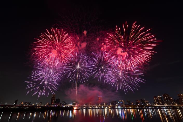 2025 Dadaocheng Summer Festival 300-second fireworks display05.JPG