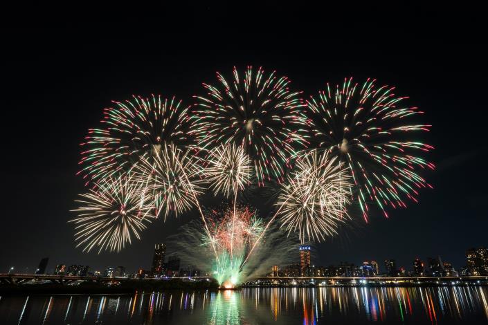 2025 Dadaocheng Summer Festival 300-second fireworks display04.JPG