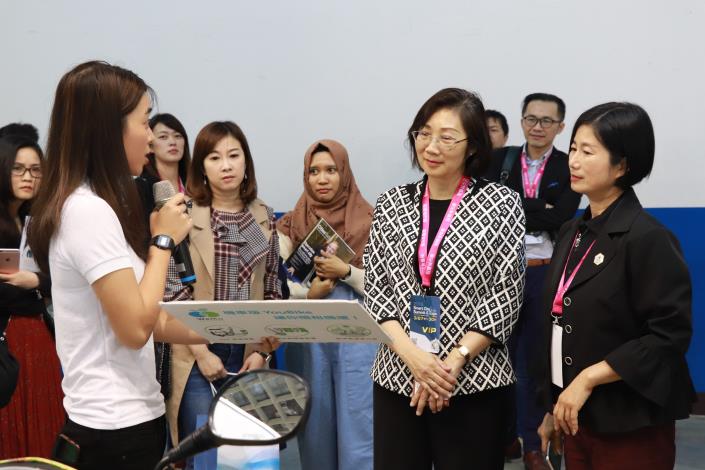 The Deputy Minister of Science and Technology, Mr. Zou Yuhan (second left), accompanied by the Chief Secretary Chen Huimin of the Department of Information Technology, visited the Taipei Pavilion and attended a briefing on “Smart Traffic Zone”