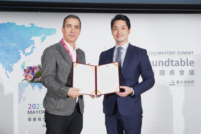 Photo of Mayor Wan-An Chiang and Muhammed Berdibek, the representative of the Turkish Trade Office in Taipei.