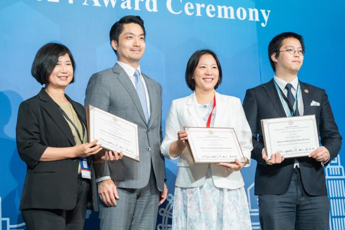 1. The presenter and winner of the dg.o Best Paper 'Taipei Research Award' are, from left to right in the photo, Deputy Commissioner Hui-Min Chen (陳慧敏), Taipei Mayor Chiang Wan-an, Professor Helen Liu (劉康慧) from NTU, and Commissioner Shih-Lung Chao (趙式隆).