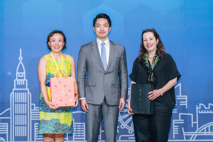 4. The DGS President Professor Jing Zhang from Clark University, Taipei Mayor Wan-an Chiang, and this session's special speaker, Professor Beth S. Noveck from Northeastern University, USA