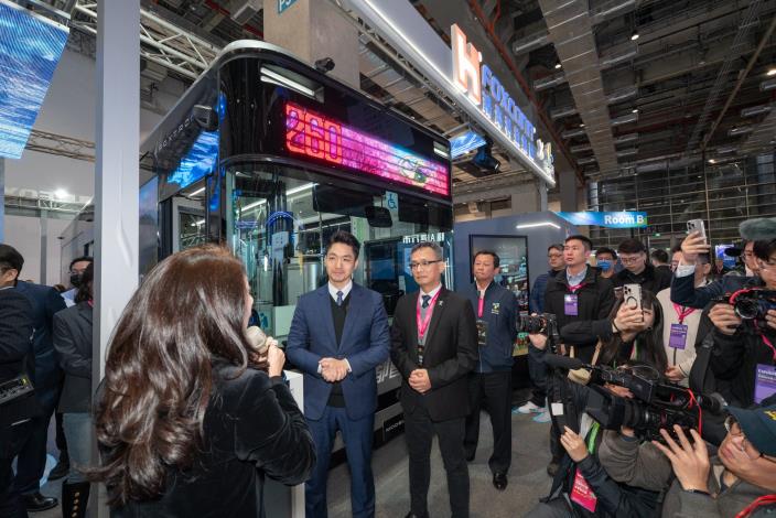 8. Taipei Mayor Chiang and Deputy Mayor Chang Visit Hon Hai Pavilion