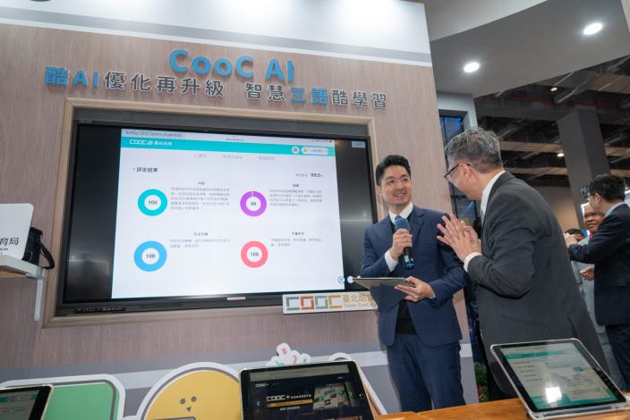 9. Mayor Chiang Experiences AI-powered CooC-Cloud – CoolAI