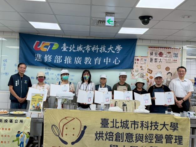 新住民學員們一同領取結業證書，充滿自信及成就感！