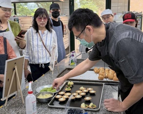 臺北城市科技大學史惠麟老師帶領學員們親手製作泡芙。