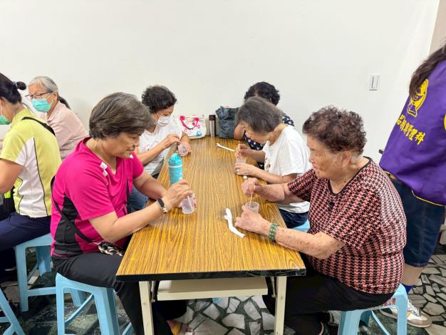 LINE_ALBUM_2025.10.17定點關懷活動-加冷筍涼爽噴霧_251022_84