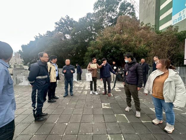 LINE_ALBUM_115.01.02_環保局徐世勳局長及邱一流副局長，協同相關單位，會勘「八仙里蚊蟲孳生」一案。_260127_26