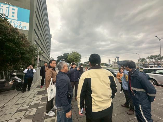 LINE_ALBUM_115.01.02_環保局徐世勳局長及邱一流副局長，協同相關單位，會勘「八仙里蚊蟲孳生」一案。_260127_27