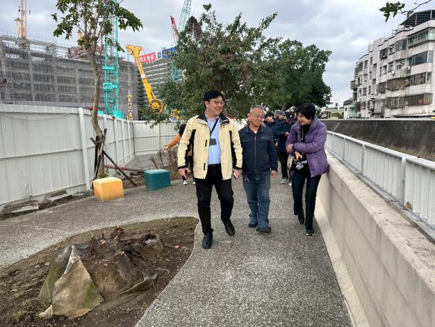 LINE_ALBUM_115.01.02_環保局徐世勳局長及邱一流副局長，協同相關單位，會勘「八仙里蚊蟲孳生」一案。_260127_10