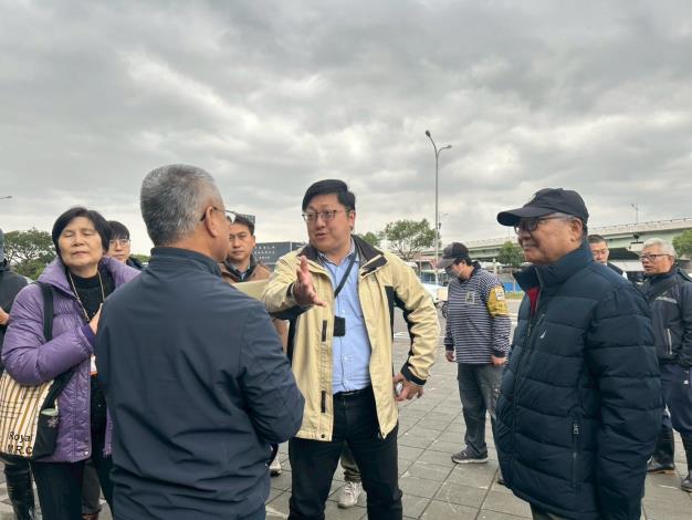 LINE_ALBUM_115.01.02_環保局徐世勳局長及邱一流副局長，協同相關單位，會勘「八仙里蚊蟲孳生」一案。_260127_22