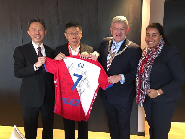 參觀荷蘭甲組聯賽_烏特勒支市長(右二)致贈球衣-駐荷蘭代表處提供.JPG