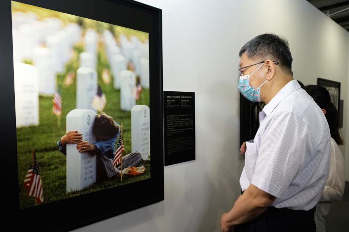 1110625_064_SHOOTING普立茲新聞攝影獎80週年展_華山1914文化創意產業園區中4B館_高讚賢攝