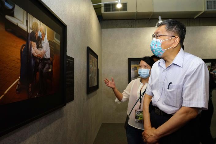 1110625_086_SHOOTING普立茲新聞攝影獎80週年展_華山1914文化創意產業園區中4B館_高讚賢攝