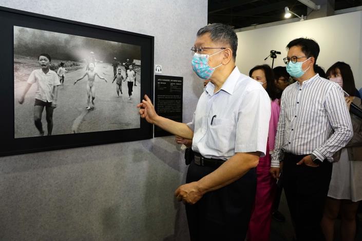 1110625_045_SHOOTING普立茲新聞攝影獎80週年展_華山1914文化創意產業園區中4B館_高讚賢攝