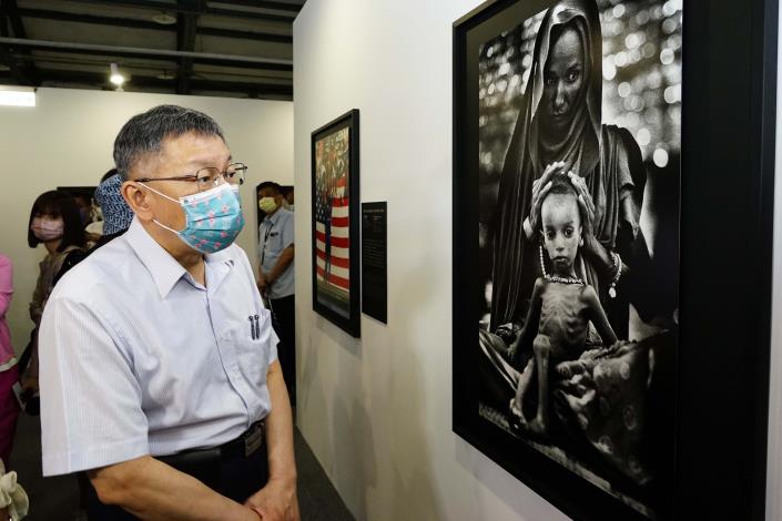 1110625_049_SHOOTING普立茲新聞攝影獎80週年展_華山1914文化創意產業園區中4B館_高讚賢攝