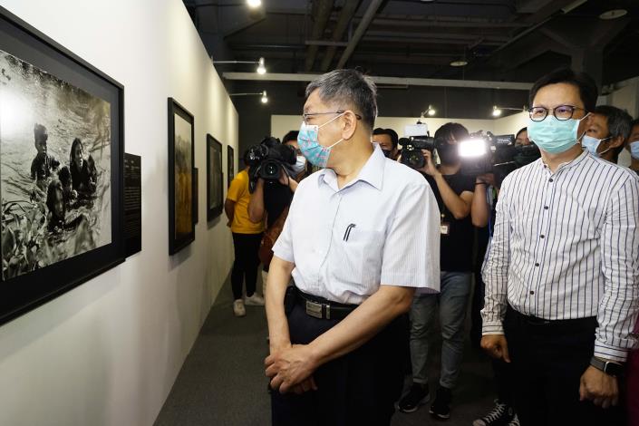 1110625_035_SHOOTING普立茲新聞攝影獎80週年展_華山1914文化創意產業園區中4B館_高讚賢攝