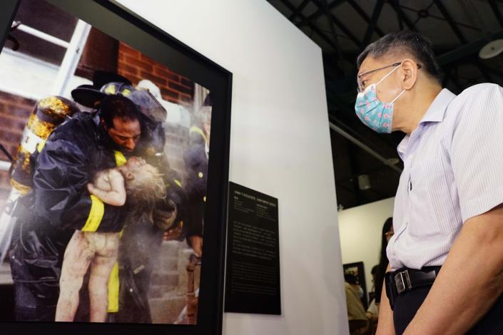 1110625_074_SHOOTING普立茲新聞攝影獎80週年展_華山1914文化創意產業園區中4B館_高讚賢攝