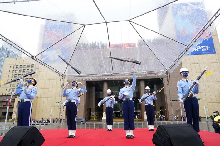1111010_01_057_111年臺北市國慶升旗暨慶祝活動_臺北市市民廣場_高讚賢攝