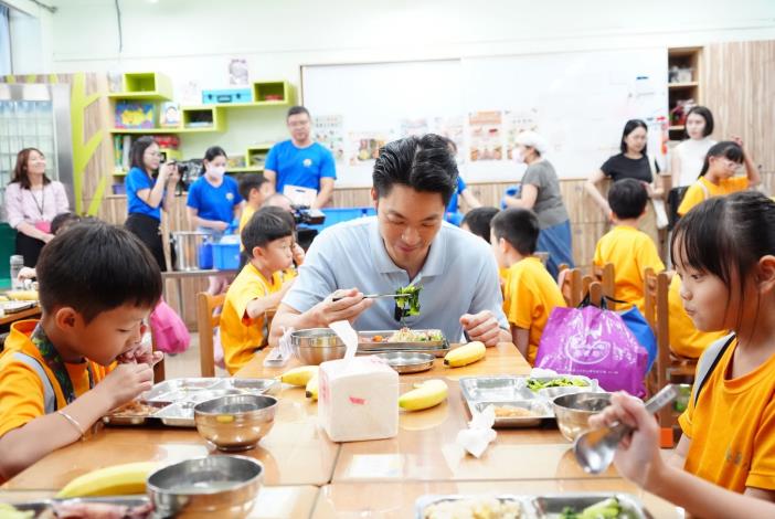 0902-北市國中小免費午餐全面實施 市長視察校園精選餐供應照片共9張(第7張)