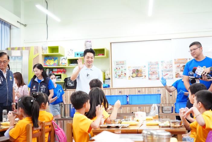 0902-北市國中小免費午餐全面實施 市長視察校園精選餐供應照片共9張(第1張)
