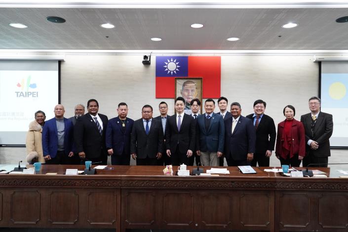 帛琉共和國國務部艾古斯部長(Gustav Aitaro)一行拜會蔣市長-1.JPG