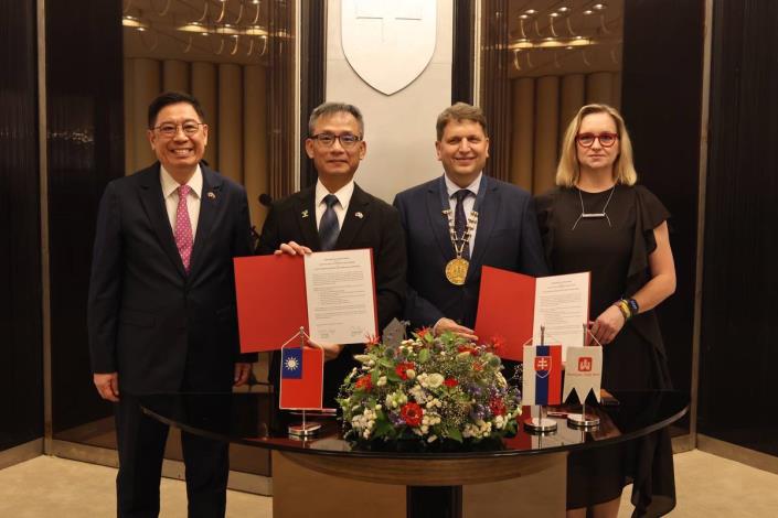 臺北市張溫德副市長率團訪問斯洛伐克首都布拉提斯拉瓦舊城區 簽署兩市合作備忘錄