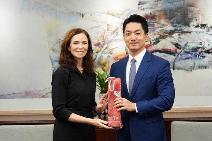 何代表贈禮予蔣市長