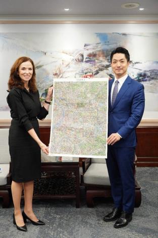 蔣市長贈禮予何代表