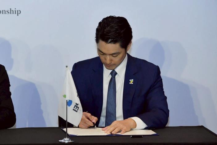 蔣市長簽署締結姊妹市共同聲明
