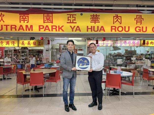 蔣萬安與新加坡西北區市長任梓銘（Alex Yam）相互贈禮1