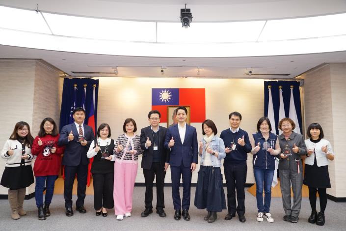 1130123_01_103_112年優良哺（集）乳室分級認證暨績優評選活動，請自願設置類對外開放組受獎人、衛生局陳局長一同與市長合影。.JPG