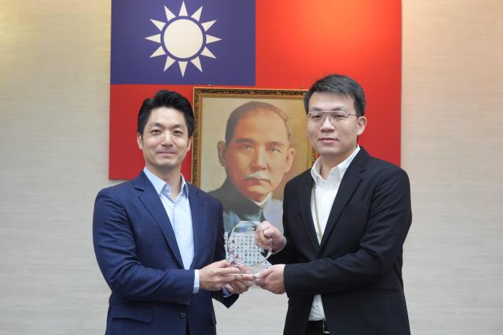 1140520_17_表揚本府113年度績優法制人員_請 教育局黃奕仁研究員上台受獎.JPG