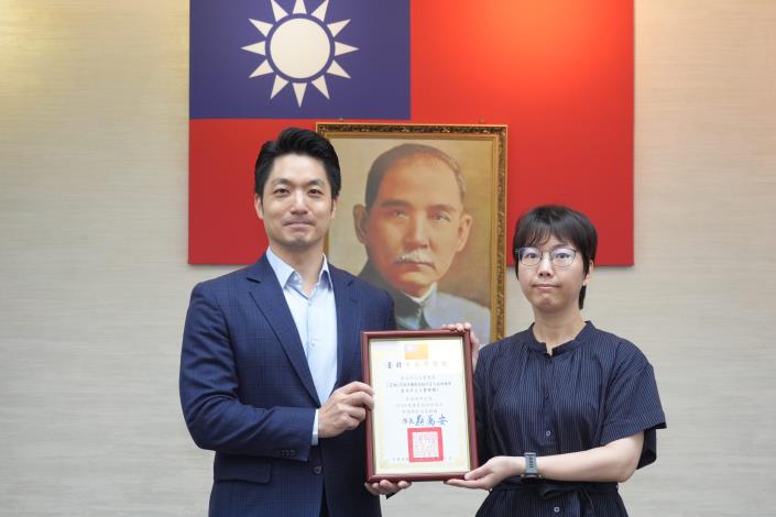 1140520_15_表揚本府113年度優良政府出版品_《【TSO 55週年團慶紀錄片】行走的樂章─臺北市立交響樂團》_請北市交陳宥蓁助理員代表授獎.JPG