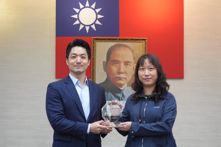 1140520_16_表揚本府113年度績優法制人員_請 法務局張雅雯法務專員上台受獎.JPG