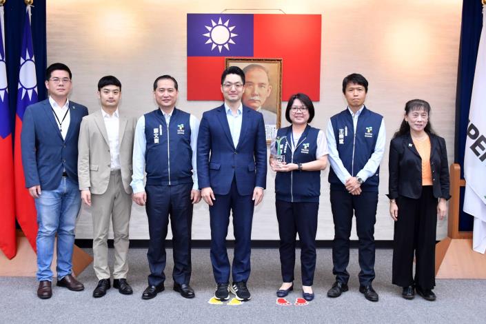 1140610_01_015_頒獻獎_許宜容攝_12樓本府榮獲行政院「第23屆性別平等金馨獎」請主責性別主流化相關機關代表上台合影。