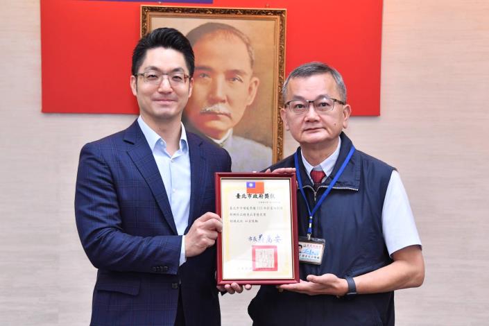 1140610_01_012_頒獻獎_許宜容攝_12樓表揚本府「113年菸害防制暨新興菸品稽查品質獎」獲獎機關，優良獎請市場處温副處長代表上台受獎。