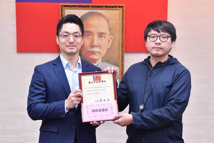 1140610_01_005_頒獻獎_許宜容攝_12樓表揚本府「113年菸害防制暨新興菸品稽查品質獎」獲獎機關，特優獎請殯葬處劉館長代表上台受獎。