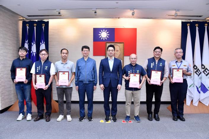 1140610_01_007_頒獻獎_許宜容攝_12樓特優獎全體機關合影。