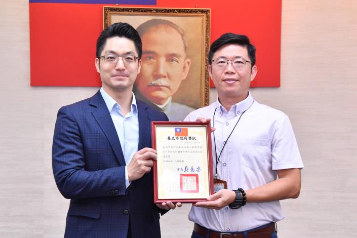 1140610_01_010_頒獻獎_許宜容攝_12樓表揚本府「113年菸害防制暨新興菸品稽查品質獎」獲獎機關，優良獎請大地處張主任秘書代表上台受獎。