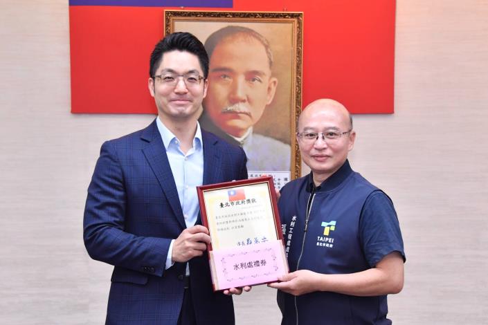 1140610_01_006_頒獻獎_許宜容攝_12樓表揚本府「113年菸害防制暨新興菸品稽查品質獎」獲獎機關，特優獎請水利處張處長代表上台受獎。