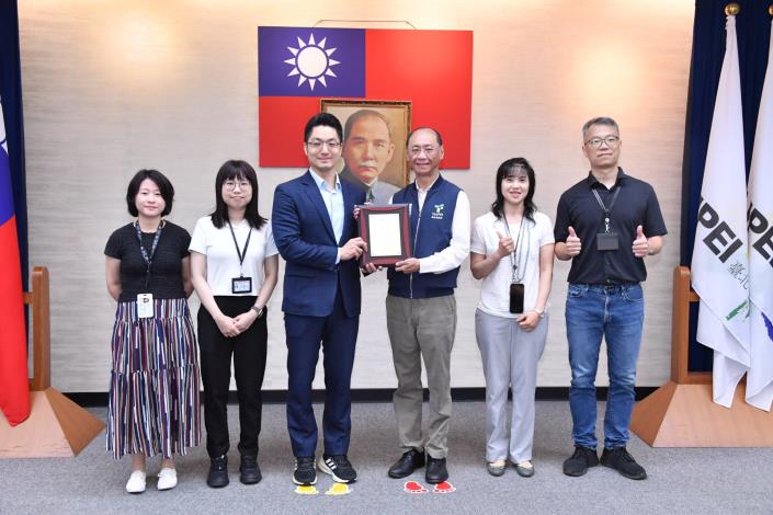 1140610_01_019_頒獻獎_許宜容攝_12樓本府榮獲行政院「第23屆性別平等金馨獎」請民政局同仁上台合影。