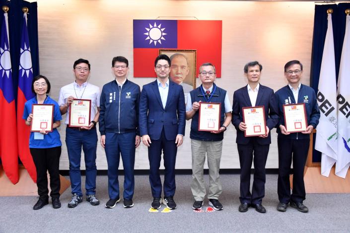 1140610_01_013_頒獻獎_許宜容攝_12樓優等獎全體機關合影